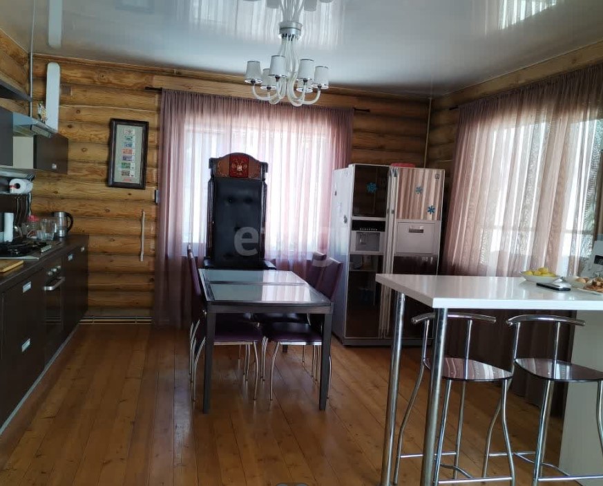 В Омске продают элитную избу с царским троном