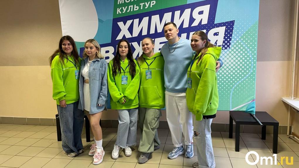 Громко и трогательно: как прошёл концерт группы «5УТРА» в Омске
