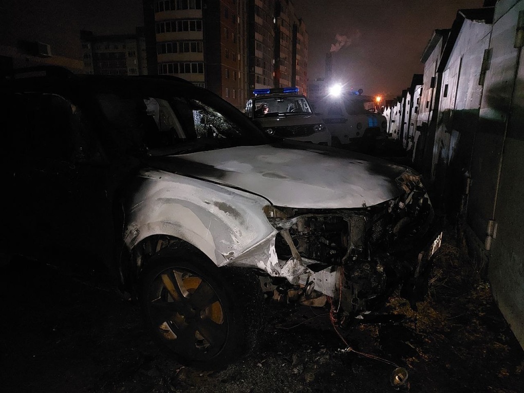 В Омске ночью сгорел внедорожник с «Z» символом — ФОТО