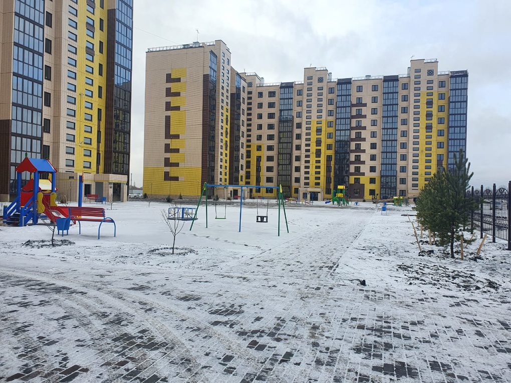 В Центральном округе омичам сдали новую высотку с площадкой для деток