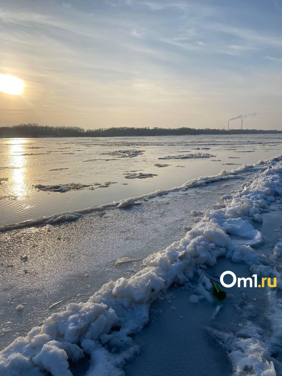 Берег Иртыша во льду и слышен странный звук