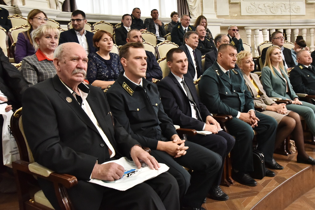 Губернатор Новосибирской области поздравил лесоводов с профессиональным праздником