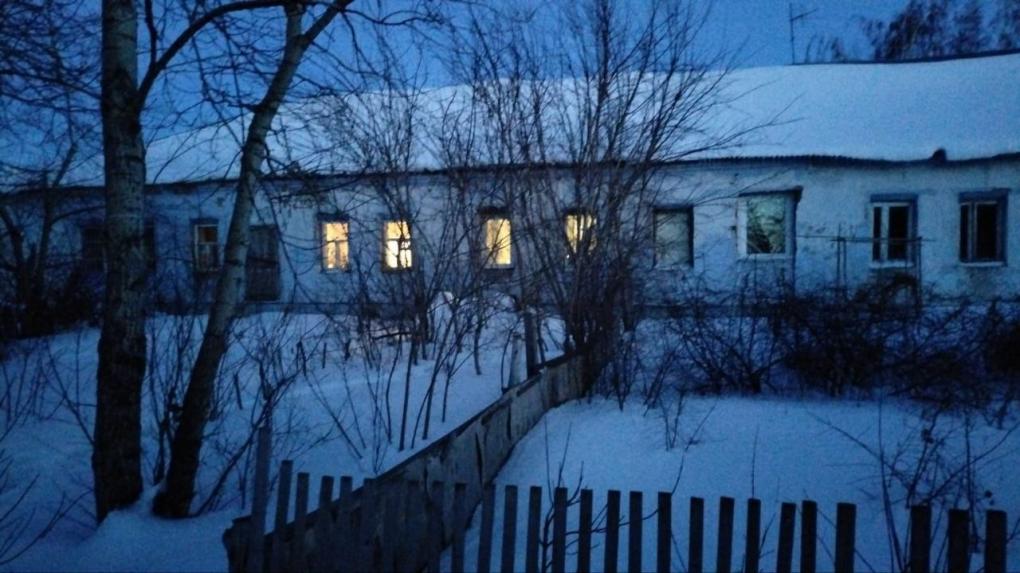 В омском бараке рухнули кровля и потолочное перекрытие в детской комнате