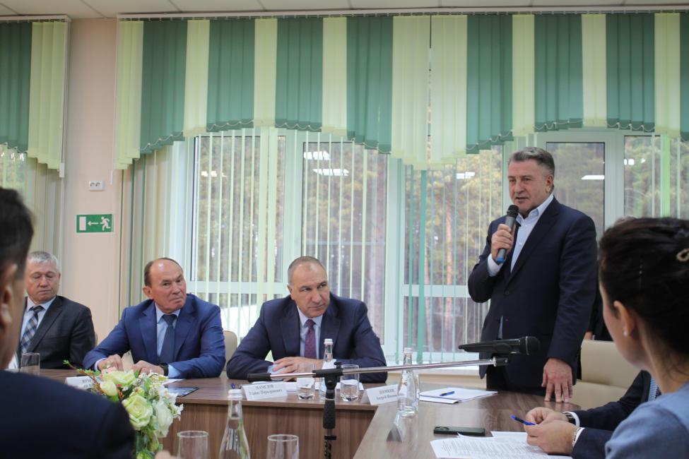 Депутаты новосибирского Заксобрания обсудили строительство манежа для конно-спортивной школы в Бажинске