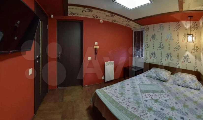 На воде в центре Омска продаётся плавающий отель с люксовым номером — ФОТО