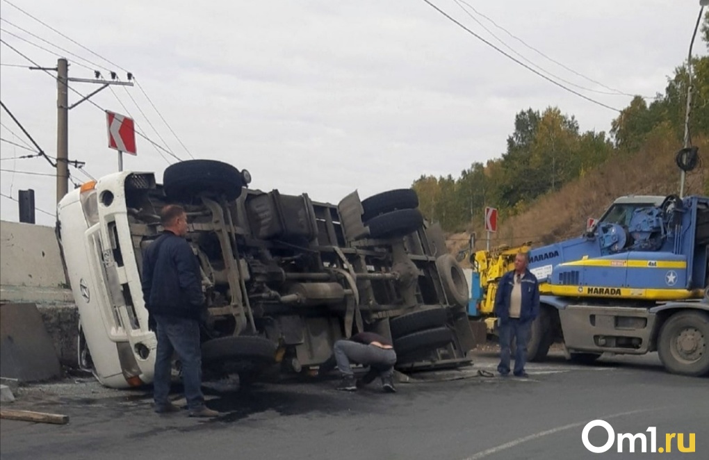 Грузовик попал в ДТП на улице Большевистской в Новосибирске