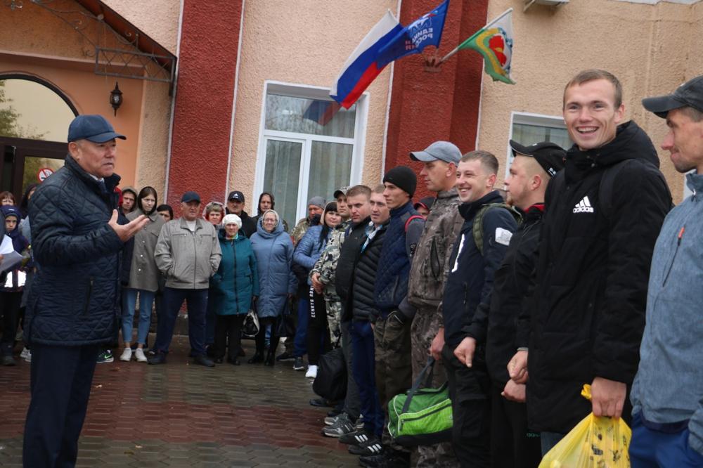 «Мне надо вас защищать»: в Любинском районе семьи проводили своих героев (Фото)