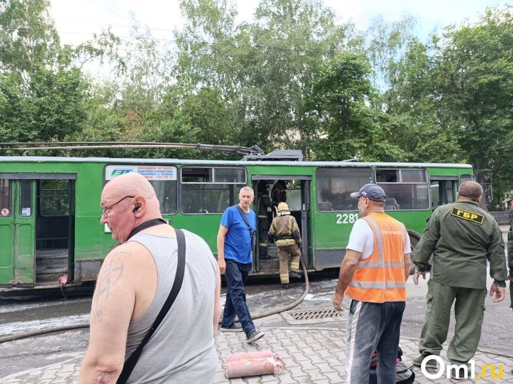 В Новосибирске загорелся троллейбус с пассажирами. ФОТО