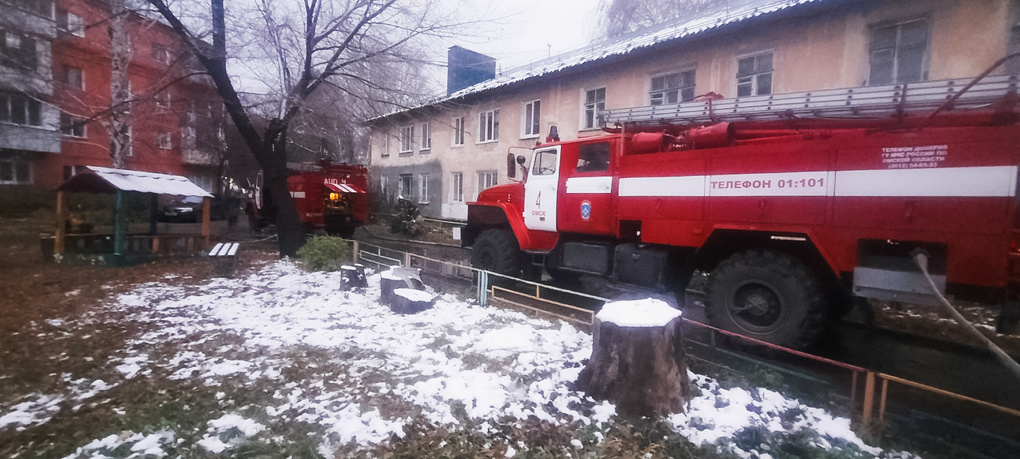 Омские пожарные спасли несколько человек из горящей многоэтажки