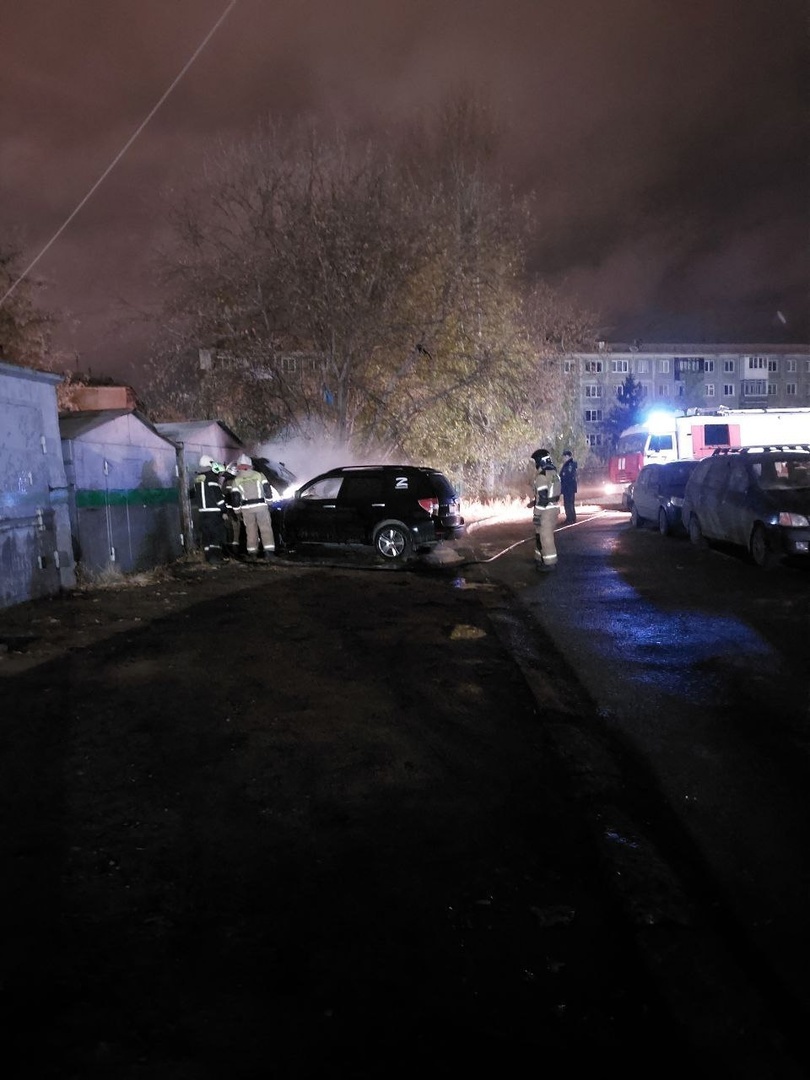 В Омске ночью сгорел внедорожник с «Z» символом — ФОТО