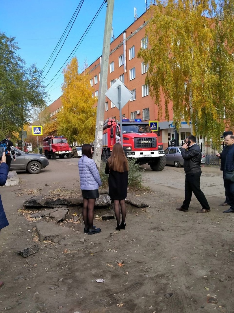 Всех эвакуировали: в омский колледж экстренно прибыли спасатели — ФОТО
