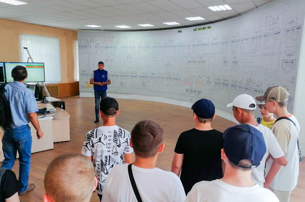 Новосибирские энергетики продолжают цикл познавательных экскурсий в честь 90-летия электросетей