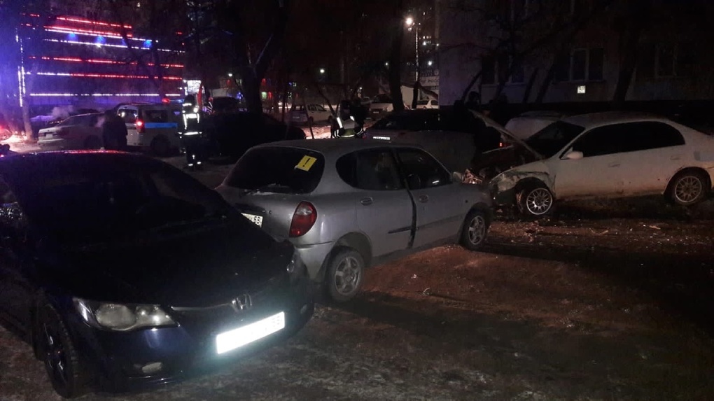 Автоледи не справилась с управлением и устроила аварию в центре Омска