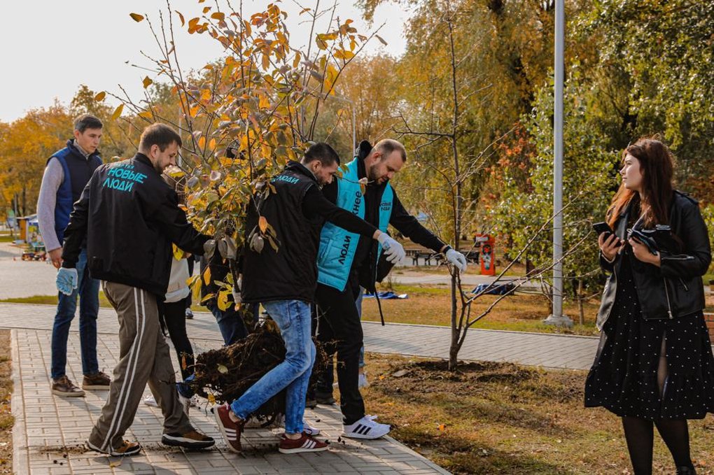 В Омске «Новые люди» посадили яблоневую аллею