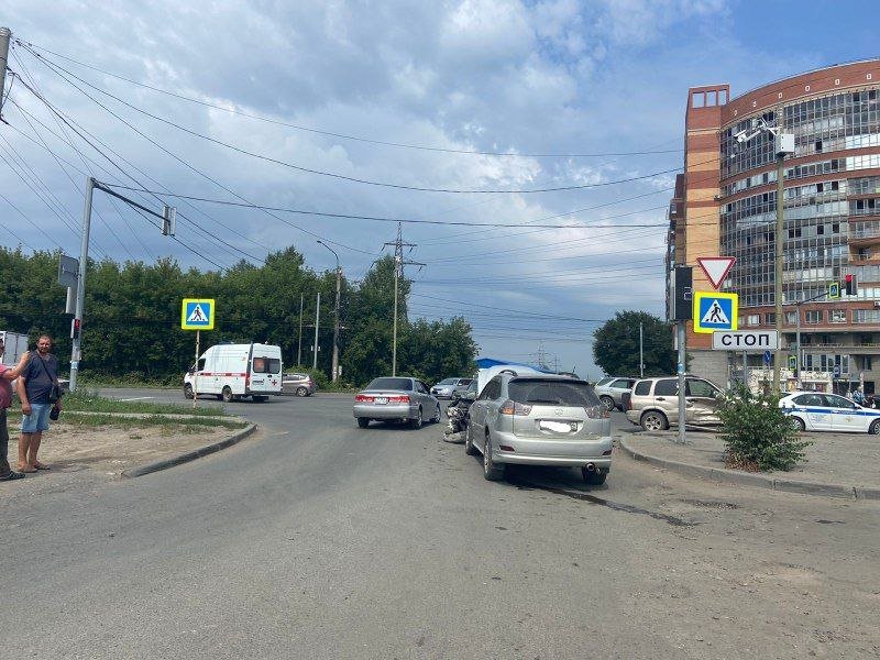 Девочка и женщина пострадали в массовом ДТП в Новосибирске. ФОТО