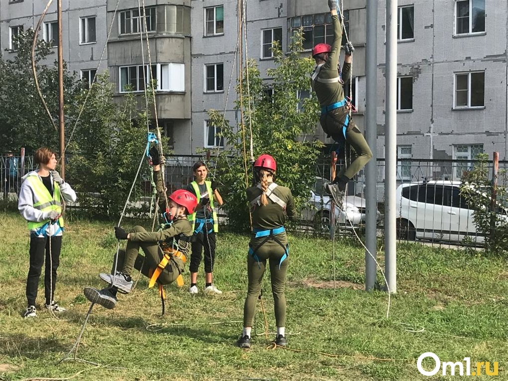 Площадку для занятий спортивным туризмом открыли на стадионе новосибирской школы