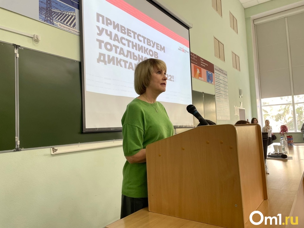 В Омске мэр Шелест прочитал «Тотальный диктант»