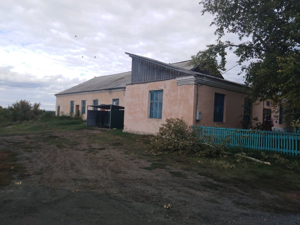 В селе Омской области продают здание местного клуба