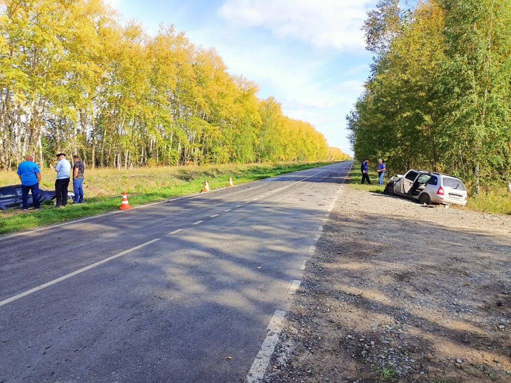 Шесть человек увезли в больницу после лобовой аварии в Омской области
