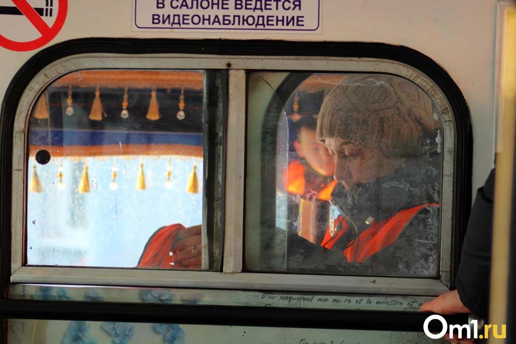 Пожарный меняет профессию: показываем, как в Омске обучают водителей троллейбусов