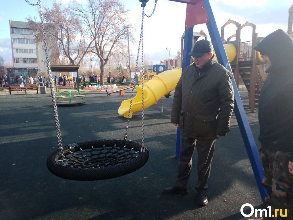 По проекту омичей открыта детская площадка в посёлке Светлый