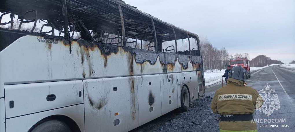 Рейсовый автобус сгорел на трассе в Новосибирской области