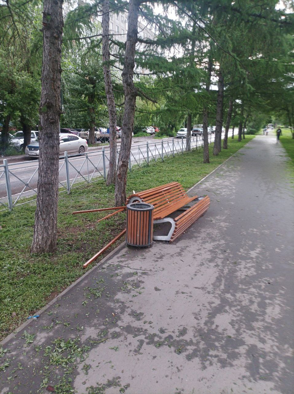 В Омске вандалы выбили стекло остановки у «Птичьей гавани»