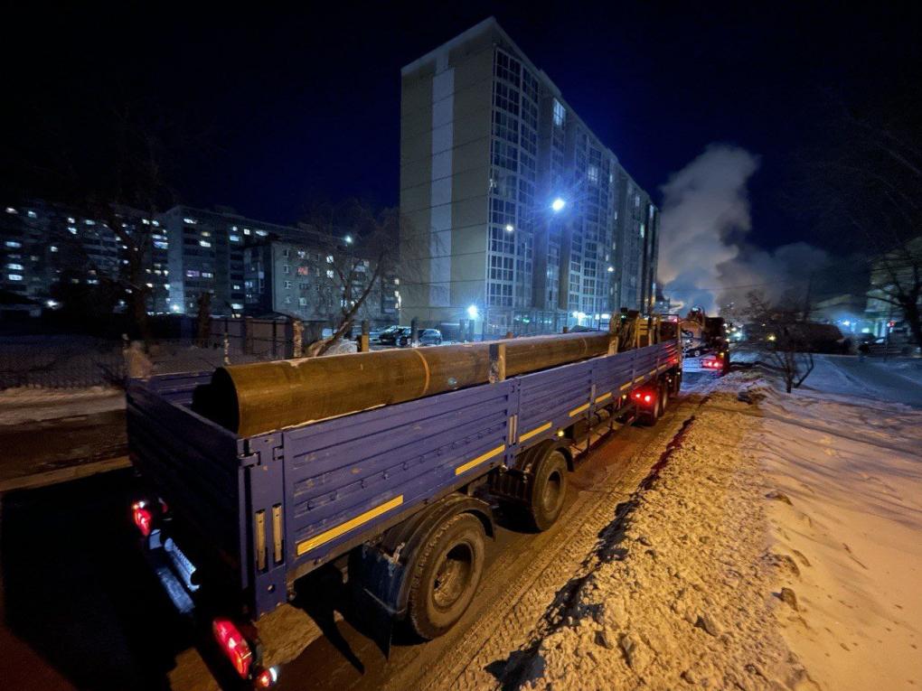 Новый прорыв трубы образовал реку из кипятка на левом берегу Новосибирска. ОБНОВЛЯЕТСЯ