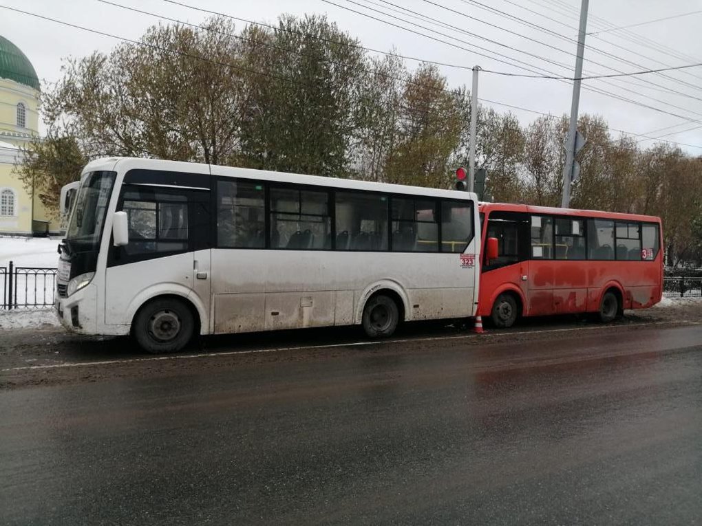 Два заполненных автобуса столкнулись в центре Омска: семь пострадавших