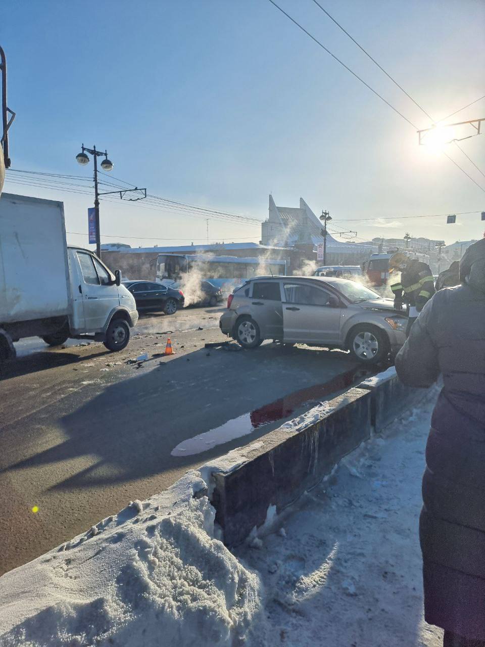 В Омске из-за массовой аварии на мосту встала половина центра