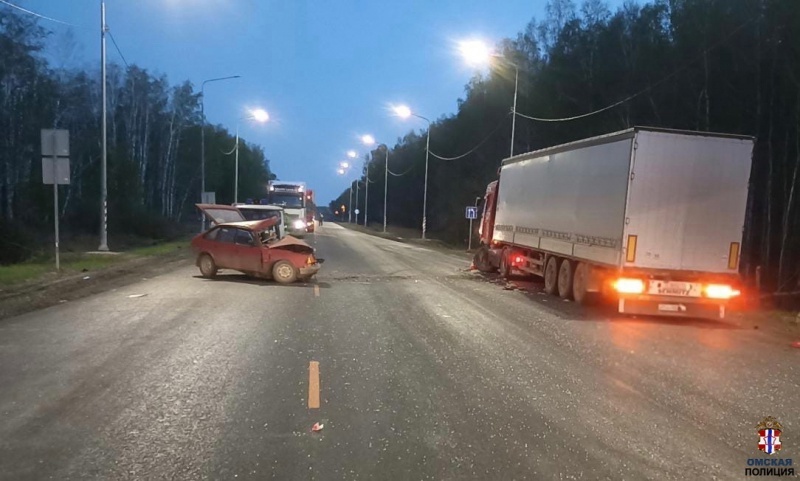 На трассе Тюмень – Омск водитель разбился насмерть, врезавшись в сломанный большегруз