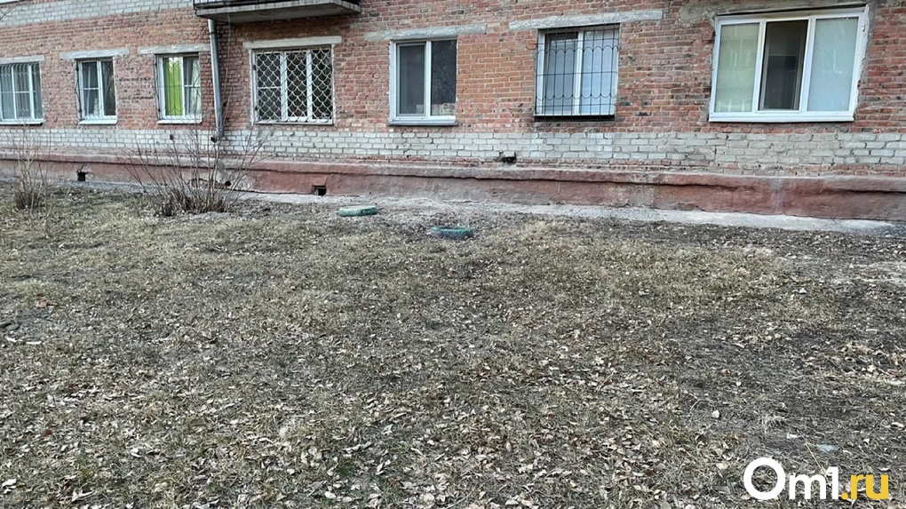 После жалоб жильцов в Омске подлатали дом, из которого сыпались кирпичи