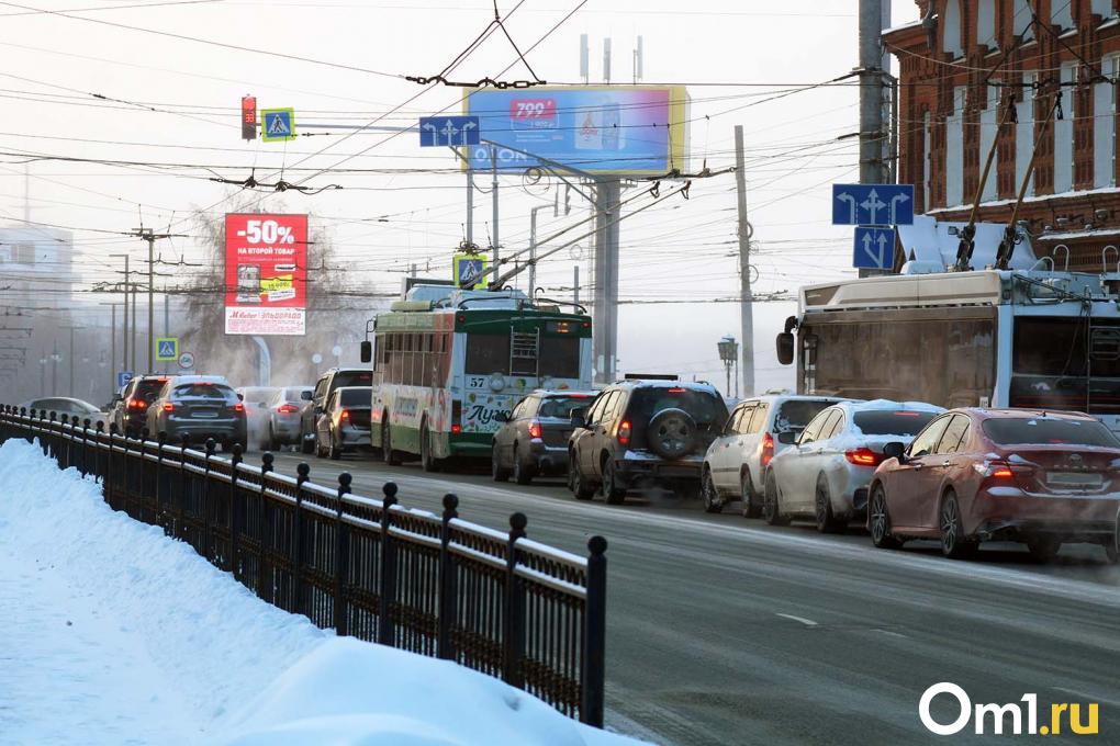 «Греться хожу в соседнее здание»: омичи рассказали о работе на улице в -34 градуса