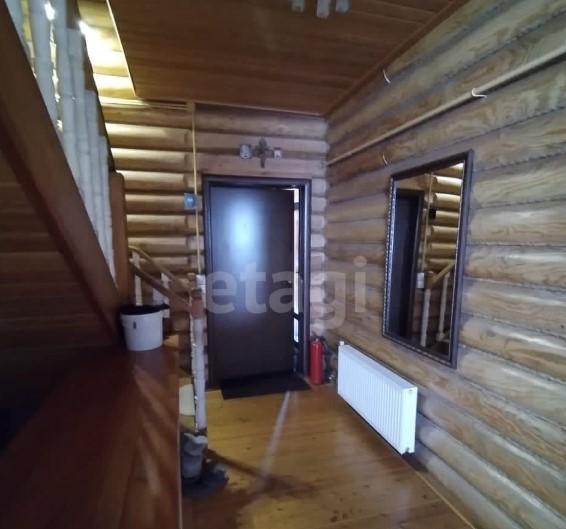 В Омске продают элитную избу с царским троном