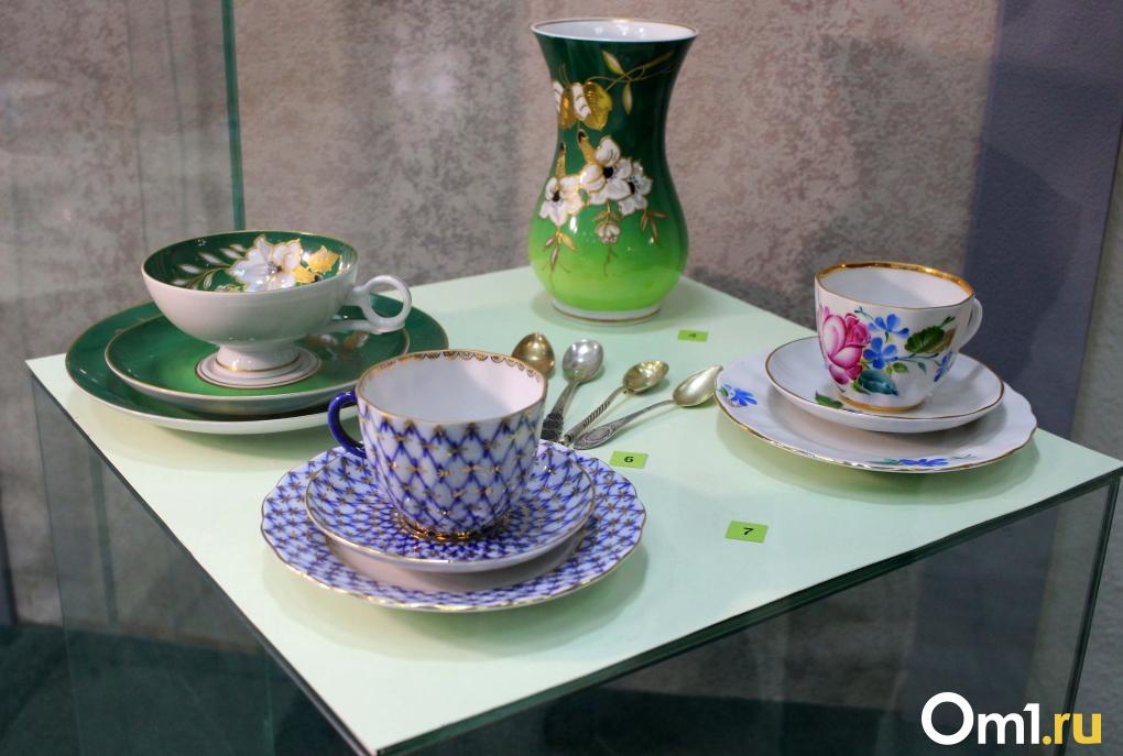 Картины в жёлтых красках и серьги-водопады. В омском музее открылась необычная выставка