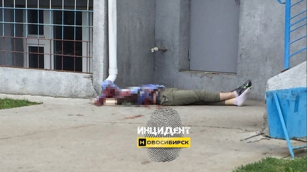 Труп парня нашли под окнами многоэтажки в Новосибирске