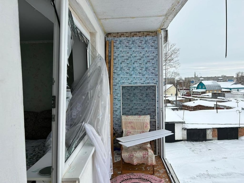 Хлопок газа выбил балкон в жилом доме в Омской области. ФОТО