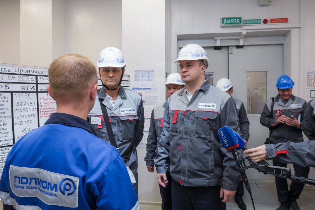 Глава Омской области оценил проекты технологического развития «Полиома»