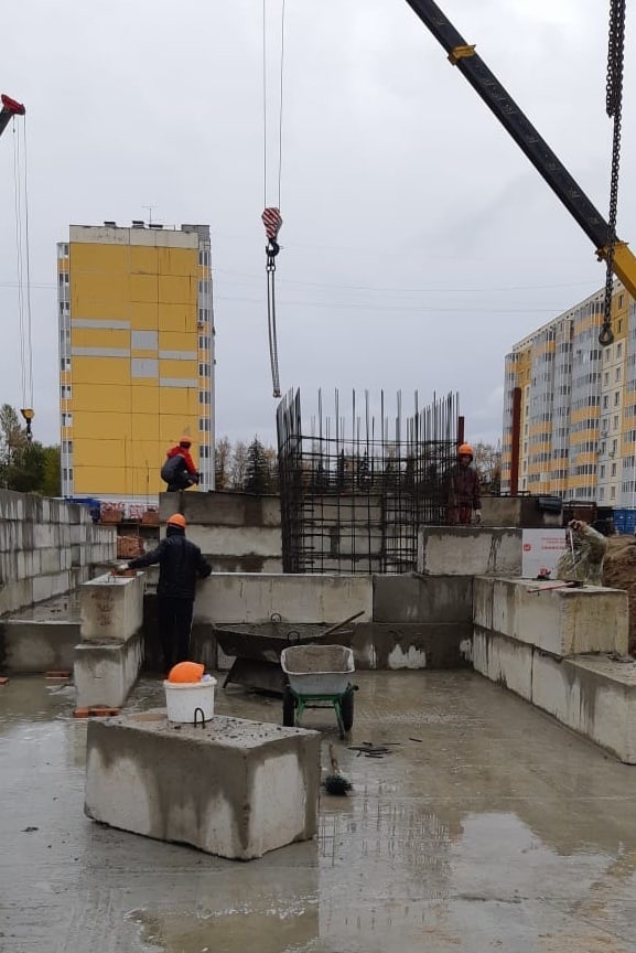 В Омске у школы на Космическом проспекте построили цокольный этаж