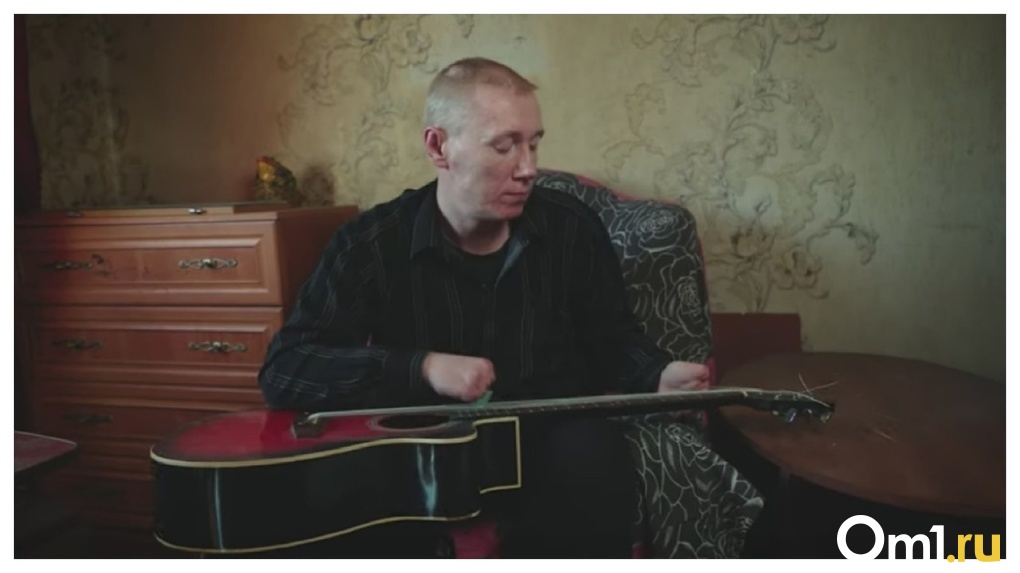 Пальцы отрезали 15 лет назад: как новосибирец с ампутированными конечностями играет на гитаре