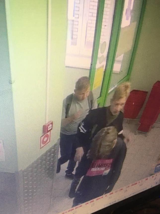 Омская полиция разыскивает подростков, которые закупались в магазине по чужой карте