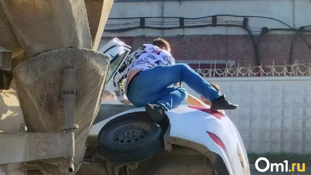 Бетономешалка опрокинула иномарку в Новосибирске. ФОТО