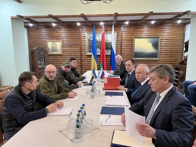 В Беларуси начался третий раунд переговоров делегаций России и Украины. Обновляется