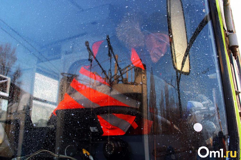 Пожарный меняет профессию: показываем, как в Омске обучают водителей троллейбусов
