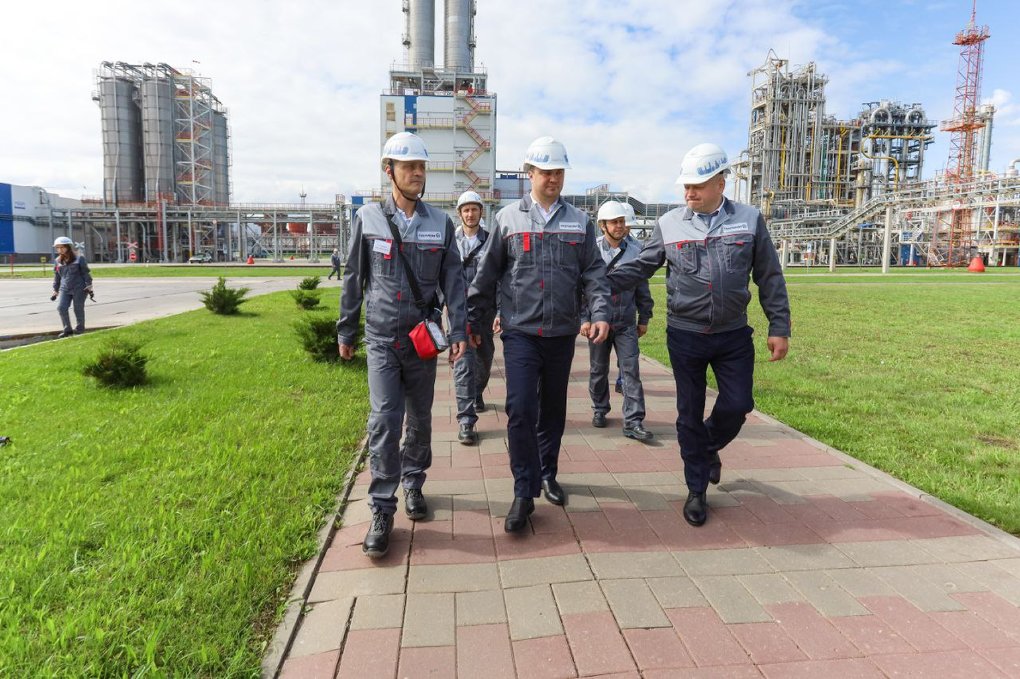Глава Омской области оценил проекты технологического развития «Полиома»