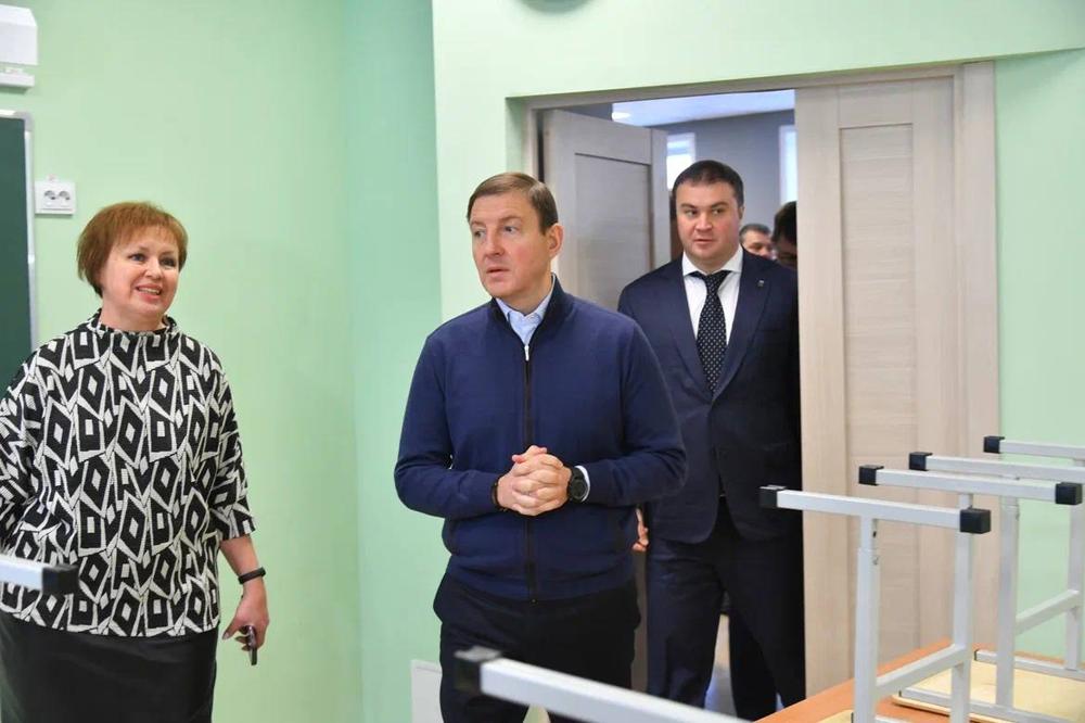 Хоценко и Турчак посетили омские школы, в которых осуществляется капитальный ремонт