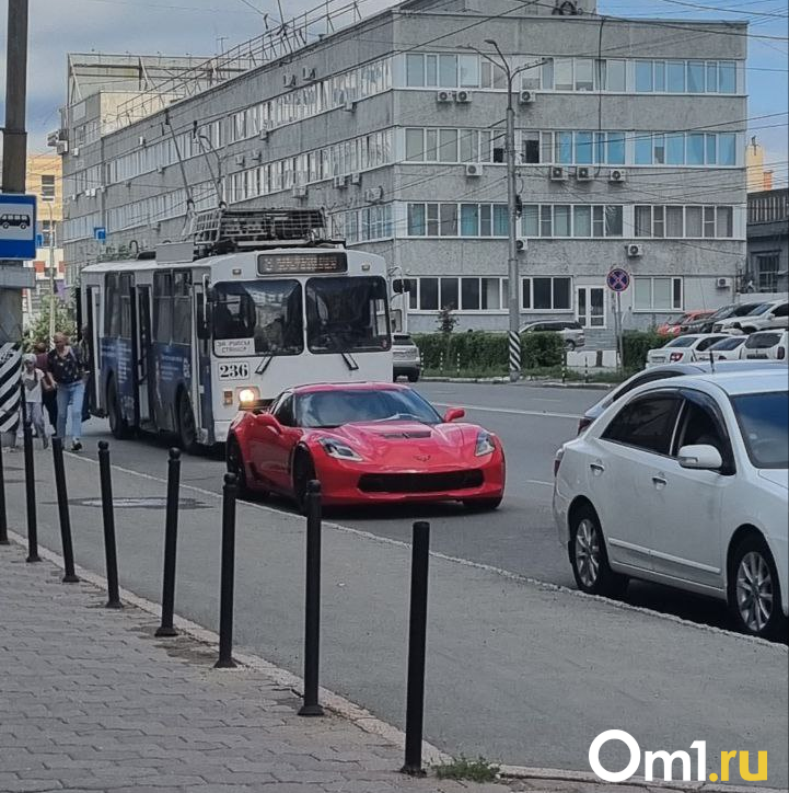 Автомобиль за 10 миллионов перекрыл движение троллейбусов в Омске