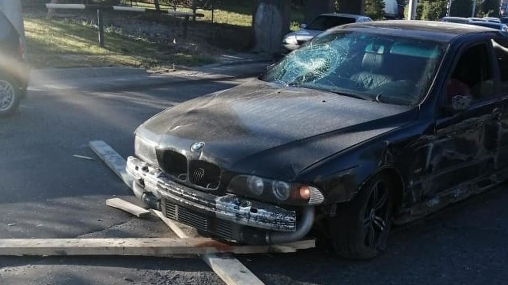 Конструкция разлетелась по асфальту: BMW влетел в металлические ограждения в Новосибирске. ФОТО