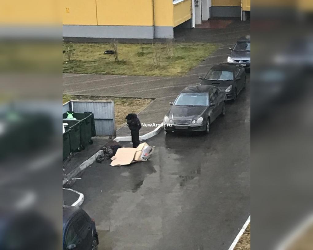 Жители Амура в Омске сообщили о трупе под окнами дома