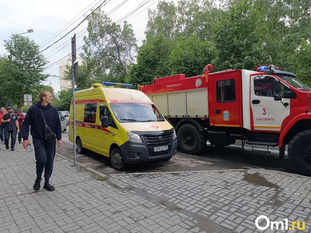 В Новосибирске загорелся троллейбус с пассажирами. ФОТО